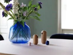 Normann Copenhagen Vase Step 23 cm, Bleu -Ménagers Décoration Boutique 2019 Normann Copenhagen Slice Linoleum 120 Powder Step Vase H23 Blue Little Bird H3 Light Pink Little Bird H42C5 Ink Blue Little Bird H10 Oak Little Bird H12 Oak 01