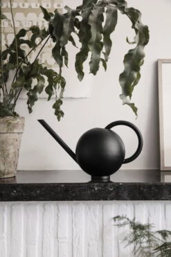 Ferm LIVING Arrosoir Orb, Noir -Ménagers Décoration Boutique 27 9339