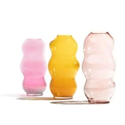 Fundamental Berlin Grand Vase Muse, Rubine 8 Fundamental Berlin Grand Vase Muse, Rubine -Ménagers Décoration Boutique 3 MUSE L overlay e4eeadf9 6c43 4b91 a5d7 ab80d5ca26e2