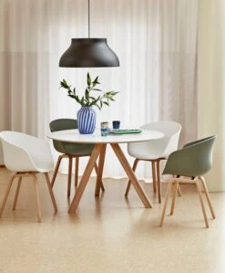 HAY Vase Juice, Modèle Haut, Bleu -Ménagers Décoration Boutique AAC22 dusty green shell matt lacquer base AAC22 white shell oak soap base PC Pendant Lamp black CPH20 Round Table off white linoleum Juice High blue