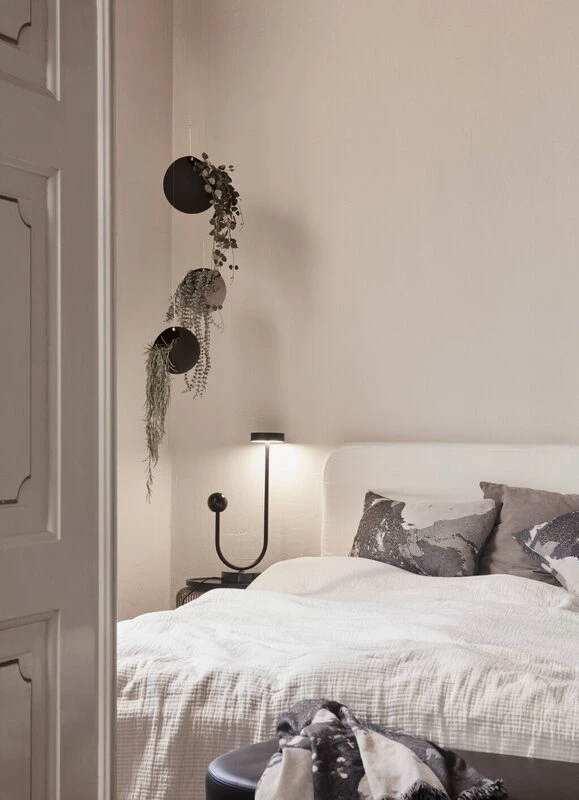 AYTM Petit Pot De Fleurs Suspendu Globe, Noir - Doré 5 AYTM Petit Pot De Fleurs Suspendu Globe, Noir - Doré – Image 5