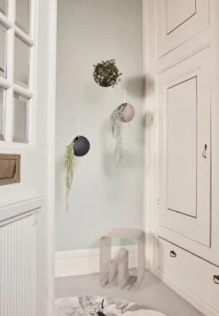 AYTM Grand Pot De Fleurs Suspendu Globe, Noir - doré -Ménagers Décoration Boutique AYTM 04 401 1