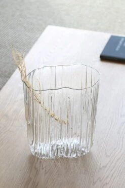 Antrei Hartikainen Vase Melt, Modèle XL, Transparent -Ménagers Décoration Boutique Antrei Hartikainen Melt vases XL size clear Photo by Antrei Hartikainen 62