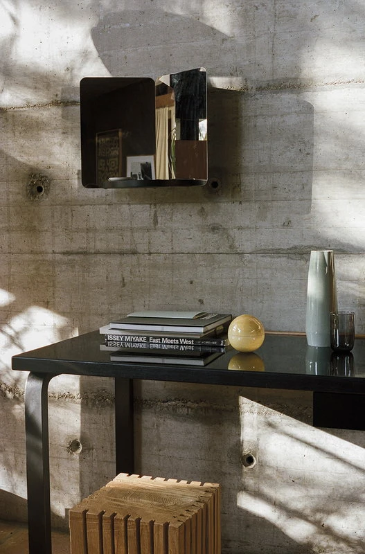 Artek Miroir 124°, Modèle Moyen, étagère Noire 5 Artek Miroir 124°, Modèle Moyen, étagère Noire – Image 5