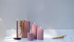 Uyuni Lighting Bougie Pilier LED, 7,8 x 10 cm, Texture Rustique, Dusty Rose 6 Uyuni Lighting Bougie Pilier LED, 7,8 x 10 cm, Texture Rustique, Dusty Rose -Ménagers Décoration Boutique Assorted dusty rose pillar candles with a dusty rose taper