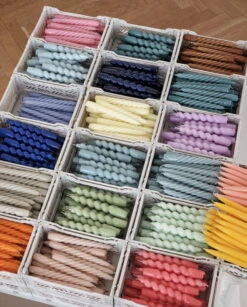 HAY Bougies Spiral, Lot De 6, Bleu - rose Foncé - dark Peach -Ménagers Décoration Boutique Candle Spiral Candle Twist Candle Conical 01