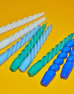 HAY Bougies Twist, Lot De 6, Tangerine - Rose Foncé - Vert Aqua -Ménagers Décoration Boutique Candle Twist green light blue grey beige Candle Spiral dark blue