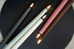 Uyuni Lighting Bougie Conique LED, 2 pièces, Vanille -Ménagers Décoration Boutique Colour Tapers with a Black Background large 2