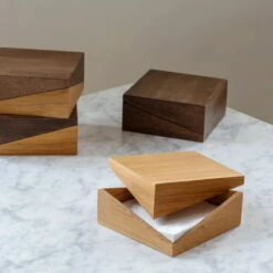 Spring Copenhagen Coffret Diplo, Chêne Teinté Foncé -Ménagers Décoration Boutique Diplo stained oak studiobaki Spring Copenhagen 2