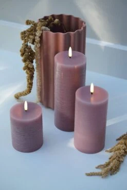 Uyuni Lighting Bougie Pilier LED, 7,8 x 15 cm, Texture Rustique, Dusty Rose -Ménagers Décoration Boutique Dusty rose assorted pillar candles with pink vase large 1
