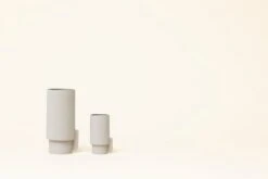 Form & Refine Vase Alcoa, Grand Modèle, Gris Clair -Ménagers Décoration Boutique F R alcoa vases grey front 1