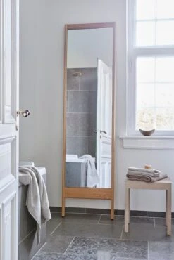 Form & Refine Miroir A Line, Chêne Blanc -Ménagers Décoration Boutique FR Bathroom A Line Mirror Lightweight stool