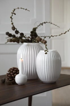 Kähler Vase Hammershøi 200 mm, Blanc 7 Kähler Vase Hammershøi 200 mm, Blanc -Ménagers Décoration Boutique Hammershi Vase H250 and H200 White and Candleholder H65 White