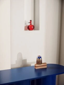 Iittala Apple Bottle, Cranberry -Ménagers Décoration Boutique Iittala 2022 Oiva Toikka Birds by Toikka Owlet 01