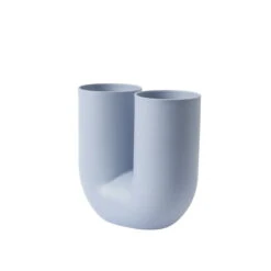 Muuto Vase Kink, Bleu Clair 8 Muuto Vase Kink, Bleu Clair -Ménagers Décoration Boutique Kink vase light blue angle Muuto 5000x5000 hi res