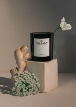 MENU Bougie Parfumée Olfacte, 235 g, En Passant -Ménagers Décoration Boutique MENU MENU The Olfacte Scented Candle En Passant