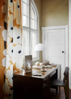 Artek Miroir 124°, Modèle Moyen, étagère En Frêne 9 Artek Miroir 124°, Modèle Moyen, étagère En Frêne -Ménagers Décoration Boutique Marimekko ss18 Vuosaari25