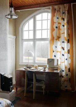 Artek Miroir 124°, Modèle Moyen, étagère En Frêne 10 Artek Miroir 124°, Modèle Moyen, étagère En Frêne -Ménagers Décoration Boutique Marimekko ss18 Vuosaari27