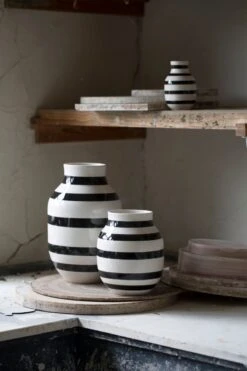 Kähler Vase Omaggio, Modèle Moyen, Noir -Ménagers Décoration Boutique Omaggio Black H305 H200 and H125 1