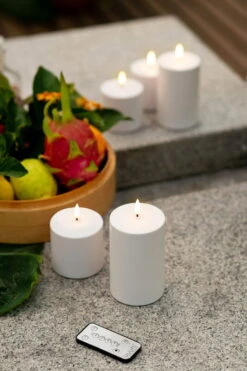 Uyuni Lighting Bougie Pilier LED D’extérieur, 7,8 x 7,8 cm, Blanc -Ménagers Décoration Boutique Outdoor Candles remote fruit on stone table large