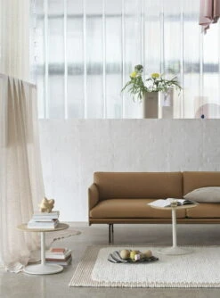 Muuto Vase Ridge, 48,5 cm, Beige -Ménagers Décoration Boutique Outline 3 seater refine cognac black soft side solid oak off white wave tray raise glass ochre pebble pale rose ridge muuto org 150