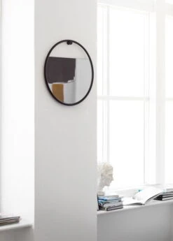 Northern Miroir Circulaire Peek, Petit Modèle -Ménagers Décoration Boutique Peek circular near window Northern photo Chris Tonnesen High res