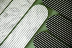 Northern Planche De Service Podium, 90 cm, Marbre Blanc Mélangé -Ménagers Décoration Boutique Podium black white closeup landscape Northern ph PO Solvberg High res 1