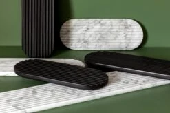 Northern Planche De Service Podium, 90 cm, Basalte Noir -Ménagers Décoration Boutique Podium black white group landscape Northern ph PO Solvberg High res 3