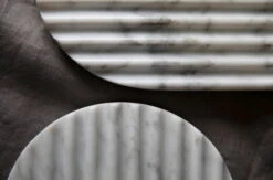 Northern Planche De Service Podium, 90 cm, Marbre Blanc Mélangé -Ménagers Décoration Boutique Podium white closeup Northern ph PO Solvberg High res 1