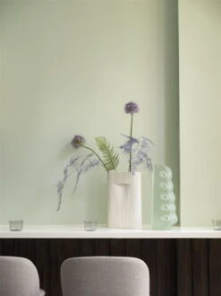 Muuto Vase Ridge, Petit Modèle, Blanc Cassé -Ménagers Décoration Boutique Ridge vase H35 off white corky grey oslo bar stool ocean 32 muuto org 150