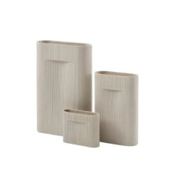 Muuto Vase Ridge, 35 cm, Beige -Ménagers Décoration Boutique Ridge vase beige family Muuto 5000x5000 hi res 1