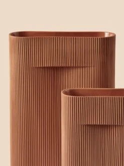 Muuto Vase Ridge, Grand Modèle, Terracotta -Ménagers Décoration Boutique Ridge vase detail 2 Muuto 5000x6666 hi res cb