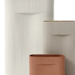 Muuto Vase Ridge, 35 cm, Beige -Ménagers Décoration Boutique Ridge vase terracotta beige off white detail Muuto 5000x5000 hi res 1