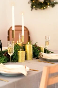 Uyuni Lighting Bougie Conique LED, 2 pièces, Nordic White -Ménagers Décoration Boutique Taper Pillar Candles metallic gold Christmas table setup 2