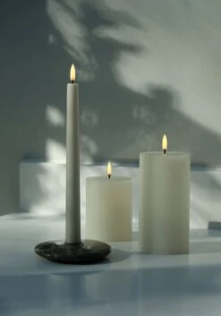 Uyuni Lighting Bougie Conique LED, 2 pièces, Vanille -Ménagers Décoration Boutique Vanilla Taper and Pillar candles with a chamber large 1