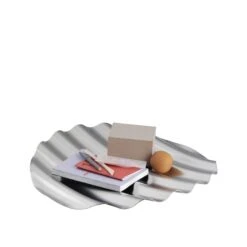 Muuto Plateau Wave, 50 cm, Acier -Ménagers Décoration Boutique Wave tray w styling 1 Muuto 5000x5000 hi res