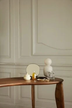 Ferm LIVING Miroir De Table Pond, Chrome Foncé -Ménagers Décoration Boutique fermLIVING AW21 FeveDeskWalnut HoloCandleHolder PondTableMirrorDarkChrome image 1