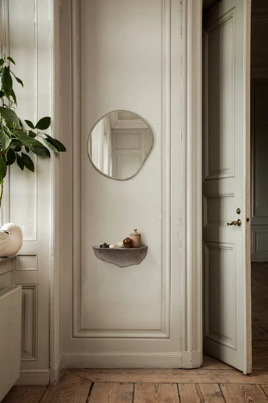 Ferm LIVING Petit Miroir Pond, Chrome Foncé 2 Ferm LIVING Petit Miroir Pond, Chrome Foncé – Image 2