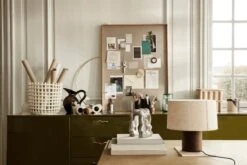 Ferm LIVING Corbeille Ceramic, XL, Blanc Cassé 5 Ferm LIVING Corbeille Ceramic, XL, Blanc Cassé -Ménagers Décoration Boutique fermLIVING AW21 PostTableLampBaseSolid EclipseLampshadeShort CeramicBasketXL MorfSculpture image