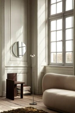 Ferm LIVING Petit Miroir Pond, Chrome Foncé 9 Ferm LIVING Petit Miroir Pond, Chrome Foncé -Ménagers Décoration Boutique fermLIVING AW21 TinyFloorLampSteel PondMirrorSmallDarkChrome UTAPiece image