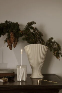 Ferm LIVING Éteignoir à Bougie Twist, Laiton -Ménagers Décoration Boutique fermLIVING XMAS22 FountainVase TwistCandleSnuffer image 1