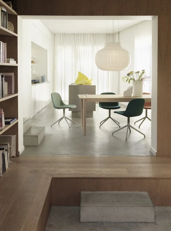 Muuto Vase Ridge, Grand Modèle, Blanc Cassé 3 Muuto Vase Ridge, Grand Modèle, Blanc Cassé – Image 3