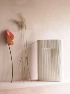 Muuto Vase Ridge, Grand Modèle, Blanc Cassé 11 Muuto Vase Ridge, Grand Modèle, Blanc Cassé -Ménagers Décoration Boutique ridge vase off white 2 muuto org