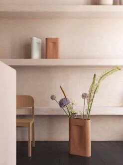 Muuto Vase Ridge, Grand Modèle, Terracotta -Ménagers Décoration Boutique ridge vase teracotta off white workshop chair oregon pine muuto org
